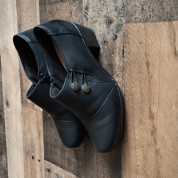 Clarks Ultimate Comfort Black Leather Zip Booties Sz 6 Women 36 EU - Picture 15 of 16